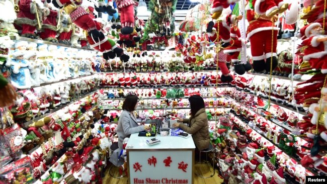 2018年12月17日，中国浙江省义乌市义乌批发市场的一个销售圣诞产品的商店