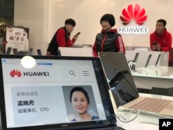 Profil Meng Wanzhou ditampilkan pada komputer Huawei di salah sau gerai Huawei di Beijing, China, Kamis, 6 Desember 2018.