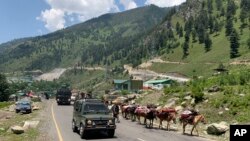 Suasana di Gagangeer, timur laut Srinagar, Kashmir yang dikuasai India, saat konvoi tentara India bergerak di jalan raya Srinagar-Ladakh, 18 Juni 2020. (Foto: dok).