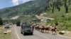 Konvoi tentara India di jalan raya Srinagar-Ladakh dekat Gagangeer, timur laut Srinagar, wilayah Kashmir yang dikuasai India, 18 Juni 2020.