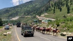 Konvoi tentara India di jalan raya Srinagar-Ladakh dekat Gagangeer, timur laut Srinagar, wilayah Kashmir yang dikuasai India, 18 Juni 2020.