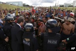 Indigenous groups negotiate with police as they protest outside the National Congress in Brasilia, Brazil, April 25, 2017.