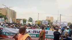 La manifsetation des travailleurs de la fonction publique de Kaduna dans les rues de la ville, au Nigeria, le 19 mai 2021. (VOA/Gilbert Tamba)