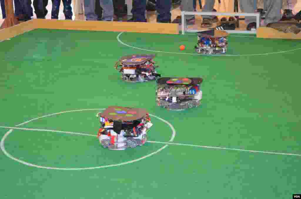 برازیل میں آئندہ ماہ ہونے والے فٹبال کے روبو کپ میں پاکستانی روبوٹ بھی شرکت کریں گے۔