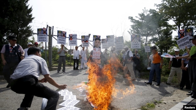 朝鲜海外组织在板门店停战村附近焚烧金正恩模拟像（2015年8月11日）