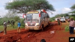 Militer Kenya memeriksa lokasi serangan atas bus penumpang di Mandera, dekat perbatasan Somalia, Sabtu (22/11).