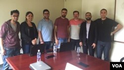 Saleem Muhammad (kedua dari kanan) mengajarkan manajemen produk kepada para pendiri perusahaan rintisan asal Palestina dalam sebuah program akselerasi di Silicon Valley. (Foto: courtesy)