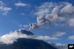 El volcán Tungurahua, de Ecuador, en su más reciente actividad eruptiva. Nov. 19 de 2015.