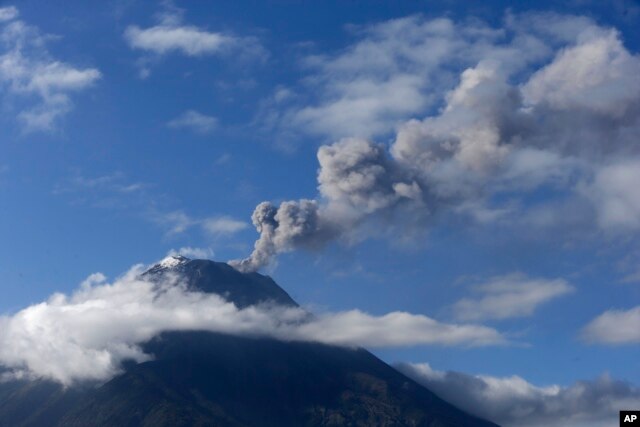 El volcán Tungurahua, de Ecuador, en su más reciente actividad eruptiva. Nov. 19 de 2015.