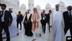 Indian Prime Minister Narendra Modi, center, visits the Sheikh Zayed Grand Mosque during the first day of his two-day visit to the UAE, in Abu Dhabi, United Arab Emirates, Aug. 16, 2015. 