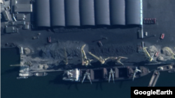 북한 송림항을 촬영한 지난 11월 위성사진에서 곳곳에 쌓여 있는 석탄 더미들과 트럭, 선박의 움직임을 쉽게 볼 수 있다. Maxar Technologies/Google Earth.