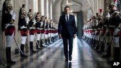 امانوئل ماکرون رئیس جمهوری فرانسه در حال ورود به محل برگزاری نشست ویژه دو مجلس پارلمان و دولت در کاخ ورسای - ۱۲ تیر ۱۳۹۶ 