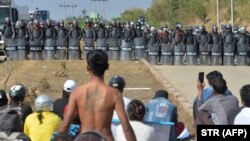 Polisi anti huru-hara berjaga saat terjadinya demo anti-kudeta di Naypyidaw, Myanmar.