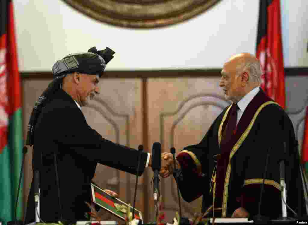 نو منتخب افغان صدر اشرف غنی سے ملک کے چیف جسٹس نے حلف لیا۔ 