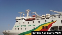 Le navire "Aline Sitoé Diatta" arrive au port de Ziguinchor en provenance de Dakar, le 21 février 2018. (VOA/Seydina Aba Gueye)