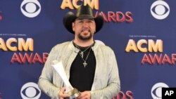 Jason Aldean posa con el galardón de Artista del Año durante la 53 entrega anual de los premios de la Academia de Música Country en Las Vegas, Nevada, el domingo, 15 de abril, de 2018.