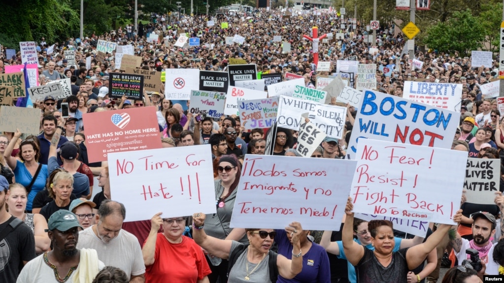 Mijëra pjesëmarrës në një miting proteste në Boston