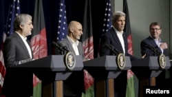 Bộ trưởng Quốc phòng Mỹ Ashton Carter, Ngoại trưởng Mỹ John Kerry, Tổng thống Afghanistan Ashraf Ghani và và Tổng Quản Trị Viên Abdullah Abdullah trong cuộc họp báo chung sau các cuộc họp ngoại giao tại Trại David, ngày 23/3/2015.