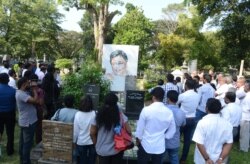 FILE - Sri Lankan mourners gather at the grave of Lasantha Wickramatunga, in Colombo, January 8, 2017.