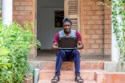 Odilon Edjédji, scénariste, pose pour un portrait à l'association Maison Junior, où 10 écrivains africains participent à une résidence de scénarisation, Togo, le 29 avril 2021.