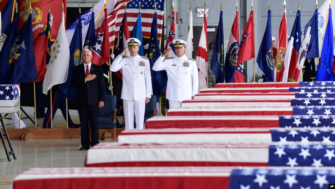 Potpredsednik Majk Pens na ceremoniji obeležavanja povratka posmrtnih ostataka američkih vojnika ubijenih u Korejskom ratu.
