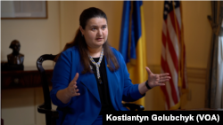 Посолка України в США розповідає, що напередодні повномасштабного вторгнення у Посольстві розробляли плани працювати майже в автономному режимі. 