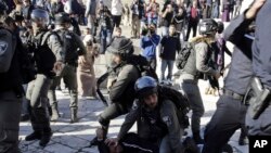 Izraelska policija hapsi Palestinca na protestima zbog odluke predsjednika Trumpa da prizna Jerusalem kao prijestolnicu Izraela. 