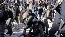 Izraelska policija hapsi Palestinca na protestima zbog odluke predsednika Trampa da prizna Jerusalim kao prestonicu Izraela. 