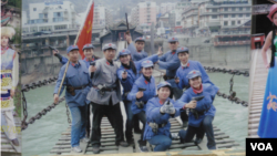 红色景点泸定桥的游客租用红军军服拍照（2010年，美国之音张楠拍摄）