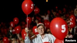 A supporter of the Bulgarian Socialist Party holds a balloon during an election rally at the National Palace of Culture in Sofia, Bulgaria, May 9, 2013.