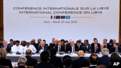 Presiden Perancis Emmanuel Macron menyelenggarakan Konferensi Internasional tentang Libya di Istana Elysee di Paris, 29 Mei 2018.