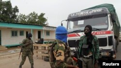 Des mutins à un point de contrôle à l’entrée de Bouaké, Côte d’Ivoire, 15 mai 2015. 