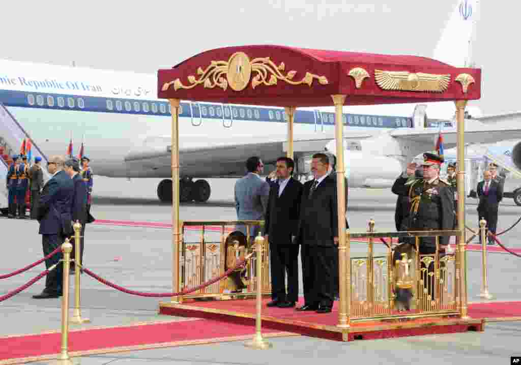 Presiden Iran Mahmoud Ahmadinejad dan Presiden Mesir Mohammed Morsi berpartisipasi dalam upacara penyambutan di bandar udara Kairo (5/2). (Foto: Kantor Kepresidenan Mesir)