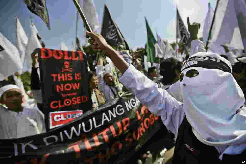 Demonstran memprotes langkah pemerintah kota Surabaya dalam menutup kompleks lokalisasi Dolly (18/6).&nbsp;(AP/Dita Alangkara) 