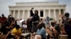 Demonstranti ispred spomenika Abrahamu Linkolnu u Vašingtonu