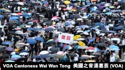 香港政府總部對開的夏𢡱道6-12警民流血大衝突前，一度重現雨傘運動佔領馬路的場面 （攝影：美國之音湯惠芸）