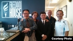 Từ trái: Nhà báo tự do Ngô Nhật Đăng, Nghệ sĩ Kim Chi, Nguyễn Đình Hà, blogger Tô Oanh, Lê Thanh Tùng