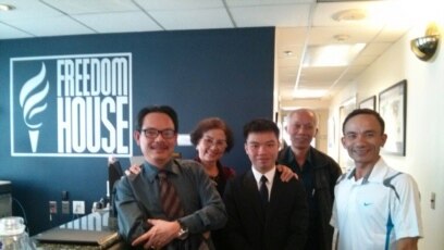 Từ trái: Nhà báo tự do Ngô Nhật Đăng, Nghệ sĩ Kim Chi, Nguyễn Đình Hà, blogger Tô Oanh, Lê Thanh Tùng (FB Anthont Lê).