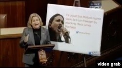 Imágen de video del momento en que la congresista Ileana Ros-Lehtinen hablaba al Congreso con un cartel de María Corina Machado.
