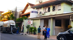 Mobil tangki oksigen PT Samator mengisi pasokan di RS PKU Muhammadiyah Yogyakarta, Minggu (4/7). (Foto: VOA/Nurhadi)