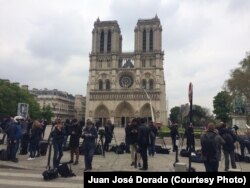 Los franceses y al igual que los turistas obervan los daños causados por el masivo incendio el lunes, 15 de abril de 2019, a la Catedral de Notre Dame en París.