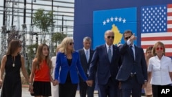 Le nouveau président américain Joe Biden (3e avant à d), sa femme, le Dr Jill Biden (3e à g), et d'autres membres de la famille marchent le long de la route nationale nommée d'après son défunt fils Joseph R. «Beau» Biden III, à Sojevo, Kosovo, le 17 août 2016. (AP/Visar Kryeziu)