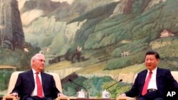 El presidente de China, Xi Jinping, se reúne con el secretario de Estado estadounidense, Rex Tillerson, en el Gran Salón del Pueblo de Beijing, China, el domingo 19 de marzo de 2017.