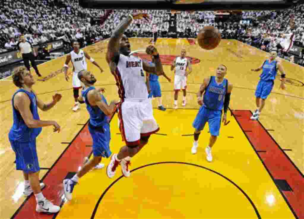 LeBron James fue cecisivo en la primera victoria de los Heat ante los Mavericks.