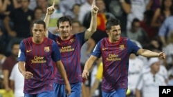 Pemain Barcelona, dari kiri: Adriano Correia, Lionel Messi, dan David Villa (foto: dok). Barca menandatangani kontrak senilai $ 40 juta per tahun dengan Qatar Sports Investment pada tahun 2011. 