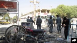 1일 아프가니스탄 카불 남부의 코스트 시 인근에서 벌어진 자살 폭탄 테러 현장. 