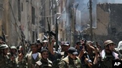 Pasukan pemerintah Suriah merayakan kemenangan setelah merebut beberapa wilayah di Damaskus dari tangan pemberontak (20/8). 