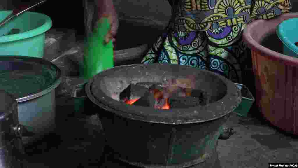 Les briquettes utilisées déjà dans certains ménages à Bukavu pour la cuisson, à Bukavu, en RDC, le 30 mai 2018. (VOA/Ernest Muhero)