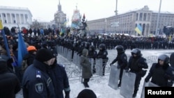 在烏克蘭首都基輔，參加反亞努科維奇政府抗議活動的烏克蘭民眾與警察對峙。（2013年12月31日）
