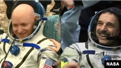 El astronauta de la NASA y comandante de la expedición 46, Scott Kelly y su compañero ruso Mikhail Kornienko a su llegada a la Tierra tras una histórica misión de 340 día a bordo de la Estación Espacial Internacional. Marzo 2, 2016.